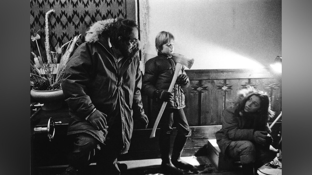    Стэнли Кубрик, Дэнни Ллойд и Шелли Дюваль на съёмках фильма «Сияние»