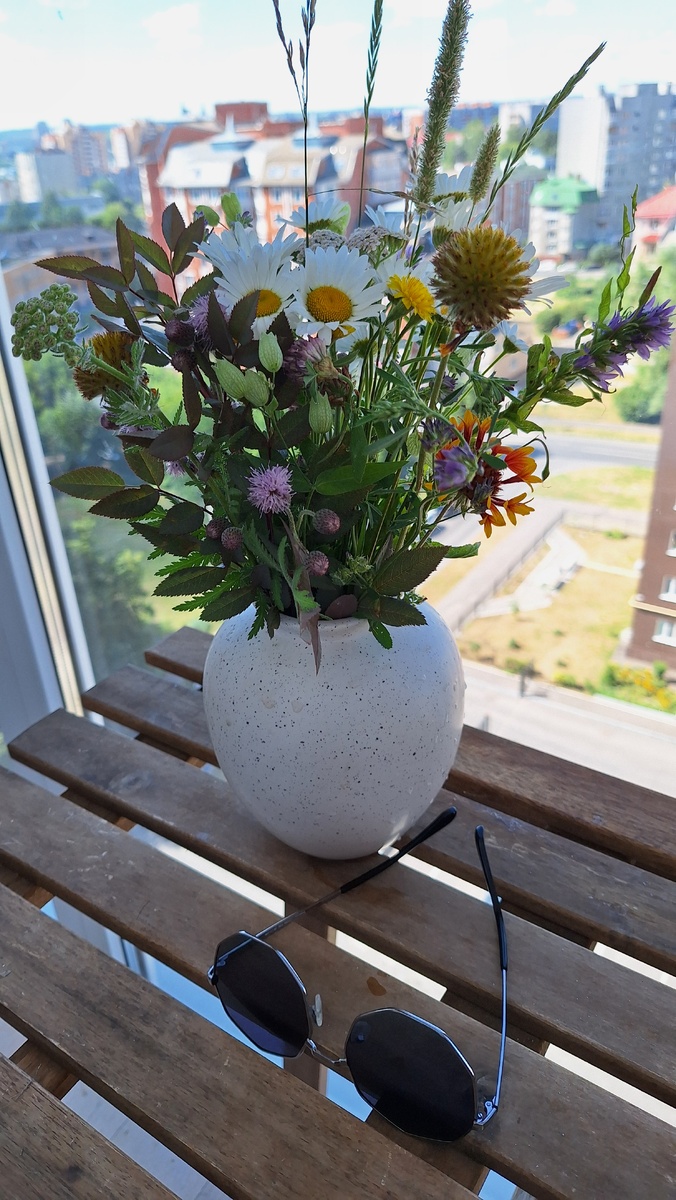 Утром ещё по газону пошарилась,  дяденька мимо идёт говорит, я думал вы грибы ищете. Вот дожила, ладно не закладки