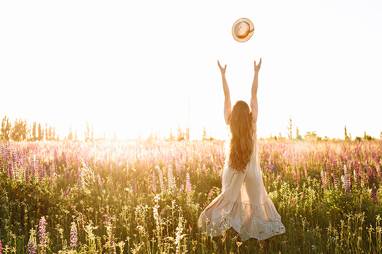    «Вероятно, многие из нас чувствовали себя по-настоящему счастливыми всего несколько раз в жизни. Первая любовь, рождение ребенка, сдача экзамена, помощь больным и нуждающимся или восхищение чудесами природы…».   
Фото: ru.freepik.com