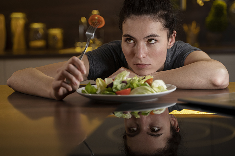    «Чувство счастья может генерировать только здоровый мозг. Избегайте обработанных пищевых продуктов и трансжиров в жареной пище. Они наносят вред мозгу, сердцу и физической форме».   
Фото: ru.freepik.com