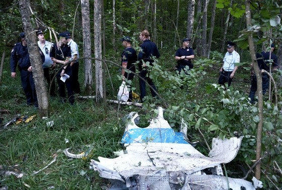    Элементы самолета Superjet 100 на месте его падения в Коломенском районе