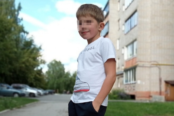 Мальчик только окончил первый класс