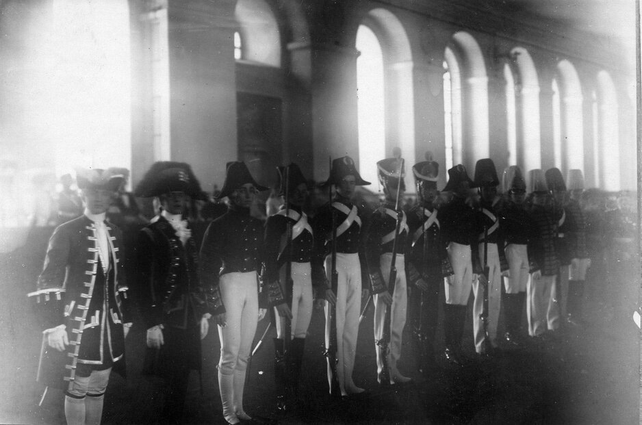 Группа воспитанников в формах корпуса различных эпох в день празднования 100-летнего юбилея корпуса