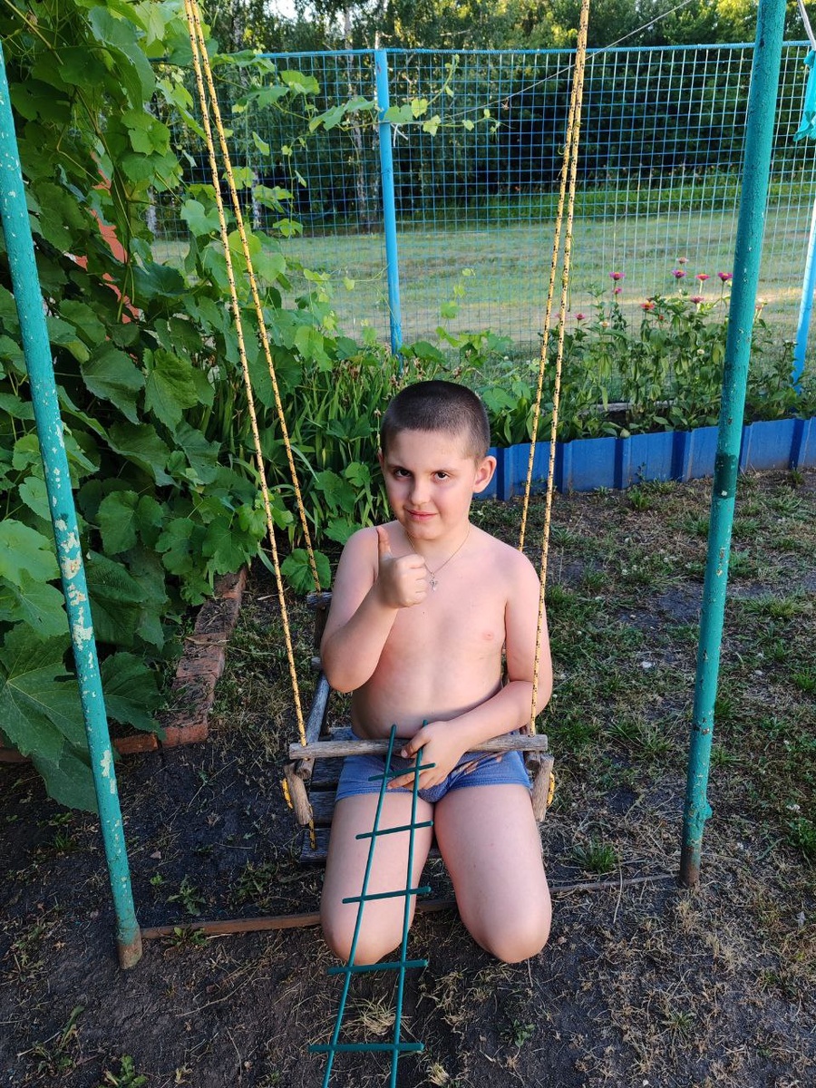 Мы спрятались в тенечек с мамой, а Саша сел на Егоркины качали. Они ему уже маленькие 