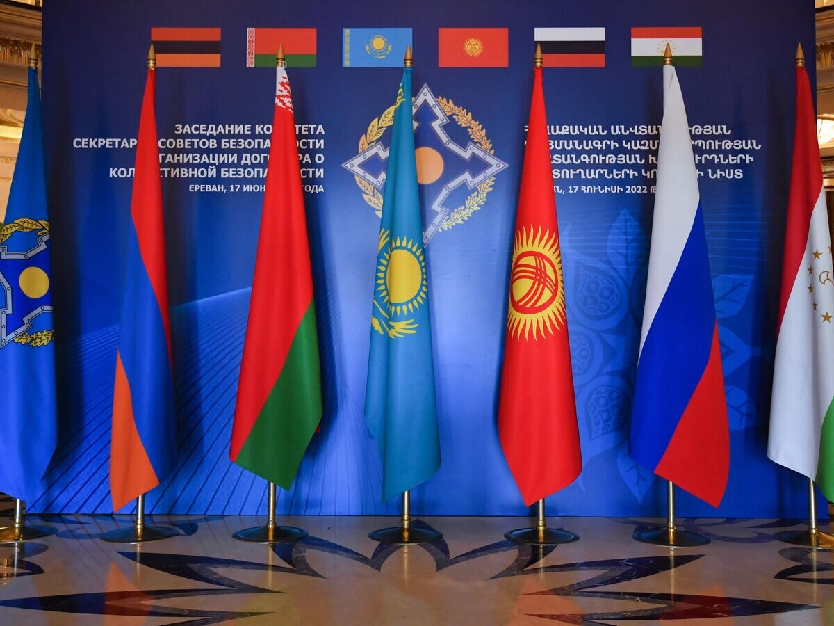    Флаги государств, входящих в Организацию Договора о коллективной безопасности (ОДКБ) перед заседанием Комитета секретарей советов безопасности в Ереване© Sputnik / Арам Нерсесян