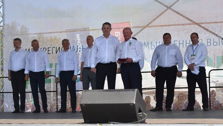     Демонстрация более 260 делянок сортов и гибридов и передовой сельхозтехники на Дне Брянского поля
