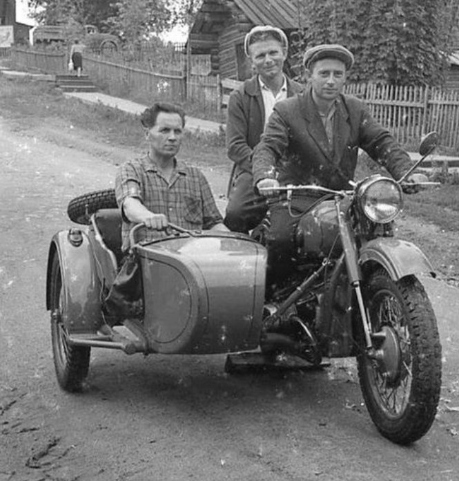 Впервые модель мотоцикла «Урал» была собрана и серийно выпущенная в 1940 году, незадолго до начала боевых действий с фашистской Германией.-2