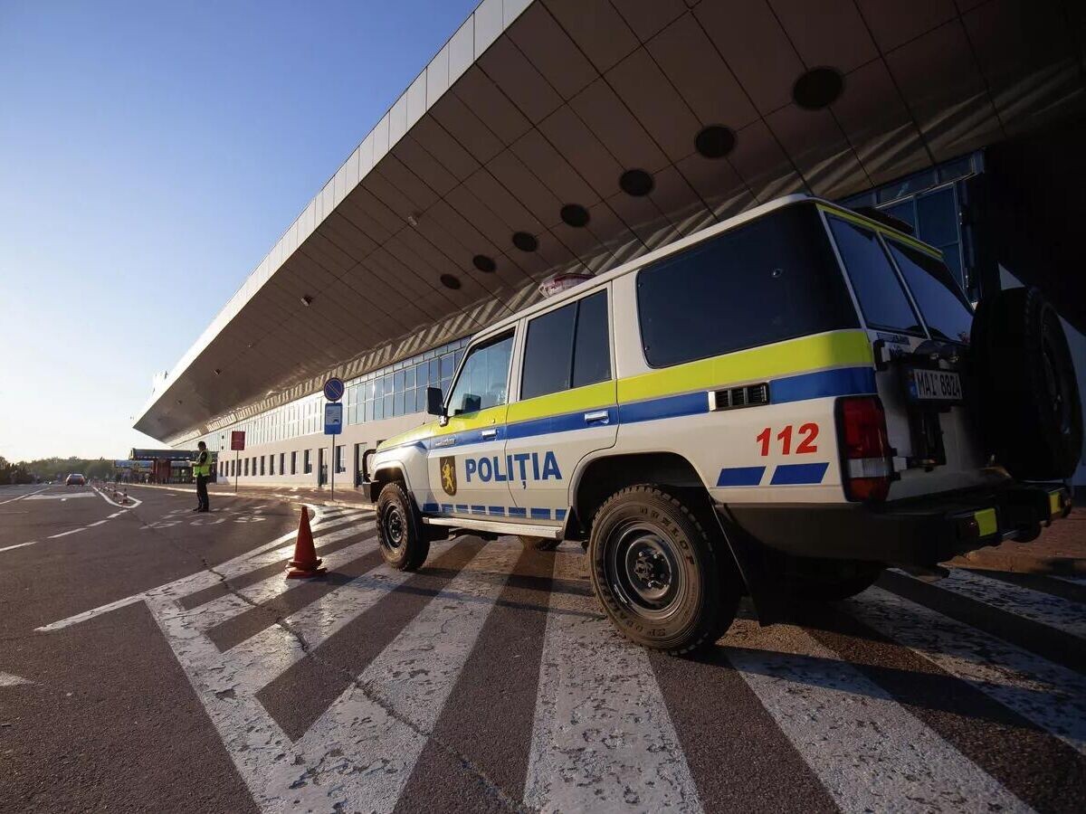    Автомобиль молдавской полиции в аэропорту Кишинева© Sputnik / Osmatesco