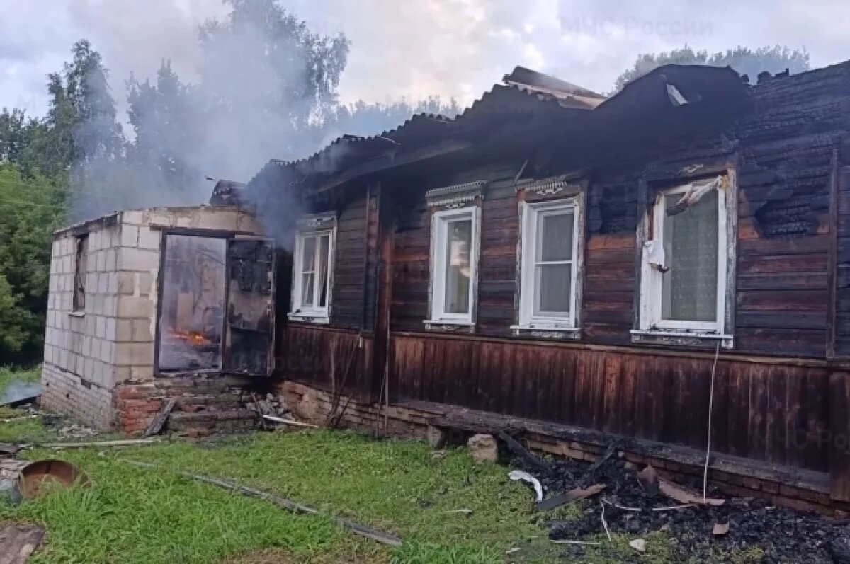    Утром 13 июля в Почепском районе Брянщины загорелся частный жилой дом