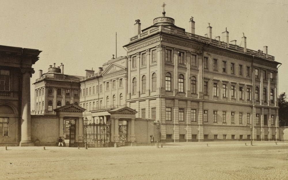 Аничков дворец в те годы