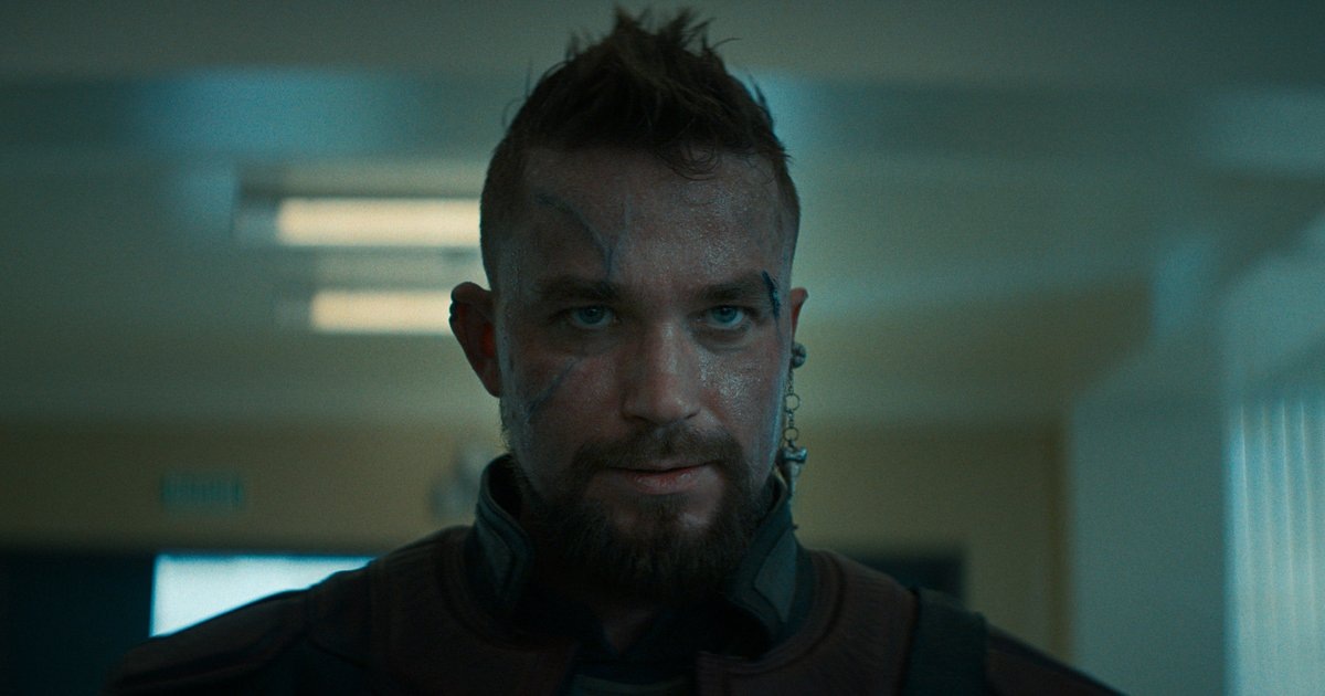 Человек еще не определился: злодей он или шут