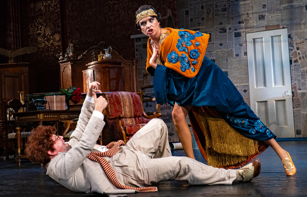 Сцена из спектакля "Иван Васильевич". Якин, кинорежиссёр - Фёдор Лавров. Зинаида Михайловна, киноактриса - Александра Мареева. Театр сатиры, 2024 г. Фото. Александра Беланова.