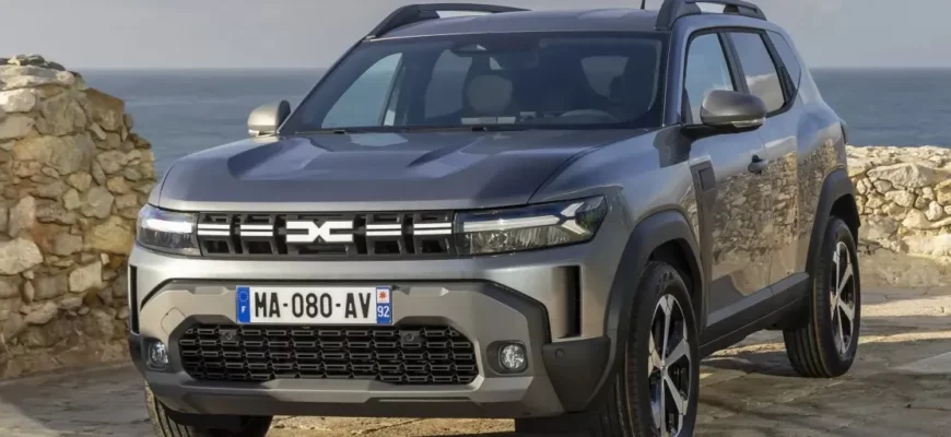 Новый Renault Duster выпущен в следующем поколении и получил гибридную версию. Румынское отделение Renault, компания Dacia, вывела на обзор широкой публики Duster 3-его поколения. Заметно, что в этот раз произведены более глубокие изменения, чем в 2021 году, когда было выпущено предыдущее поколение. Модель сменила платформу, внешне изменилась в стиле концепт-кара Bigster, получила цифровой современный кокпит и гибридную силовую установку от Jogger. Внешние габариты почти не изменились, но автомобиль стал заметно больше внутри. Предполагаемое начало продаж нового Duster назначено на 1 декабря.