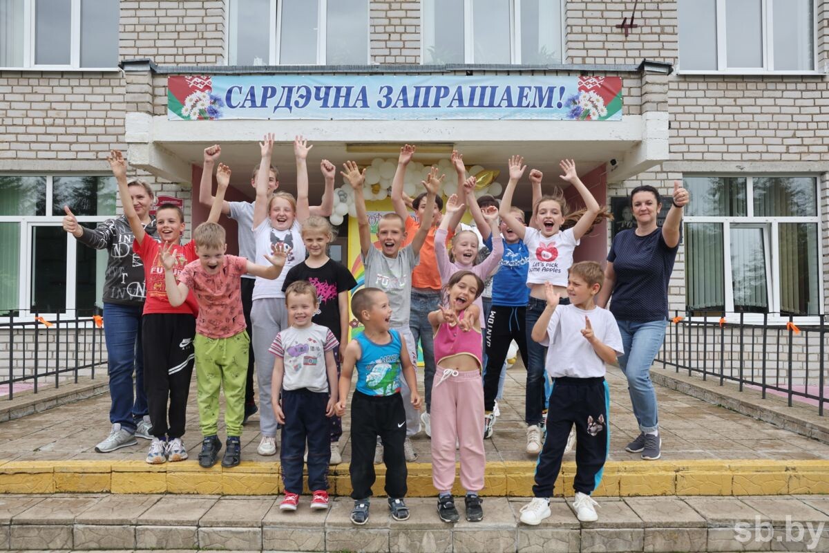    Посмотрите, как школьники проводят каникулы в оздоровительном лагере «Город добра»