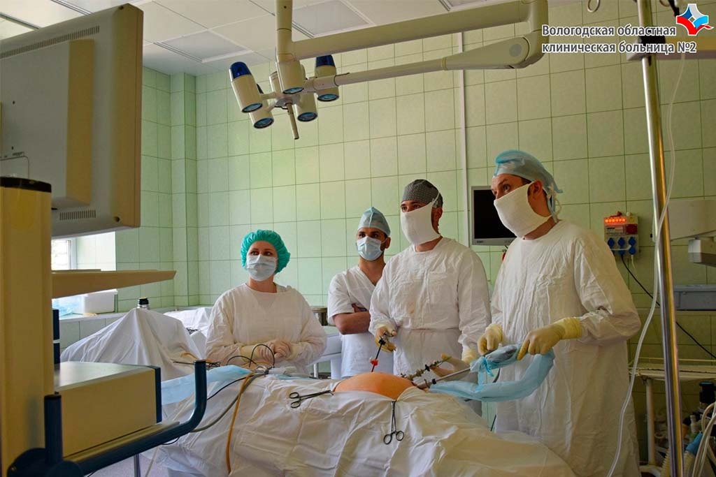    67-летний пациент обратился в поликлинику с жалобами на плохое самочувствие и выпирающее образование на животе.