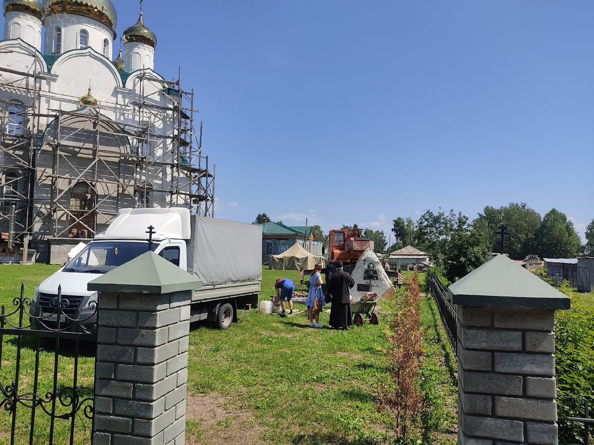 Это началось во время Литургии. Я в этот день пела на клиросе, и внезапно в ход службы, посвященной святым первоверховным апостолам Петру и Павлу, вмешался какой-то гул. Гул тяжелой техники.