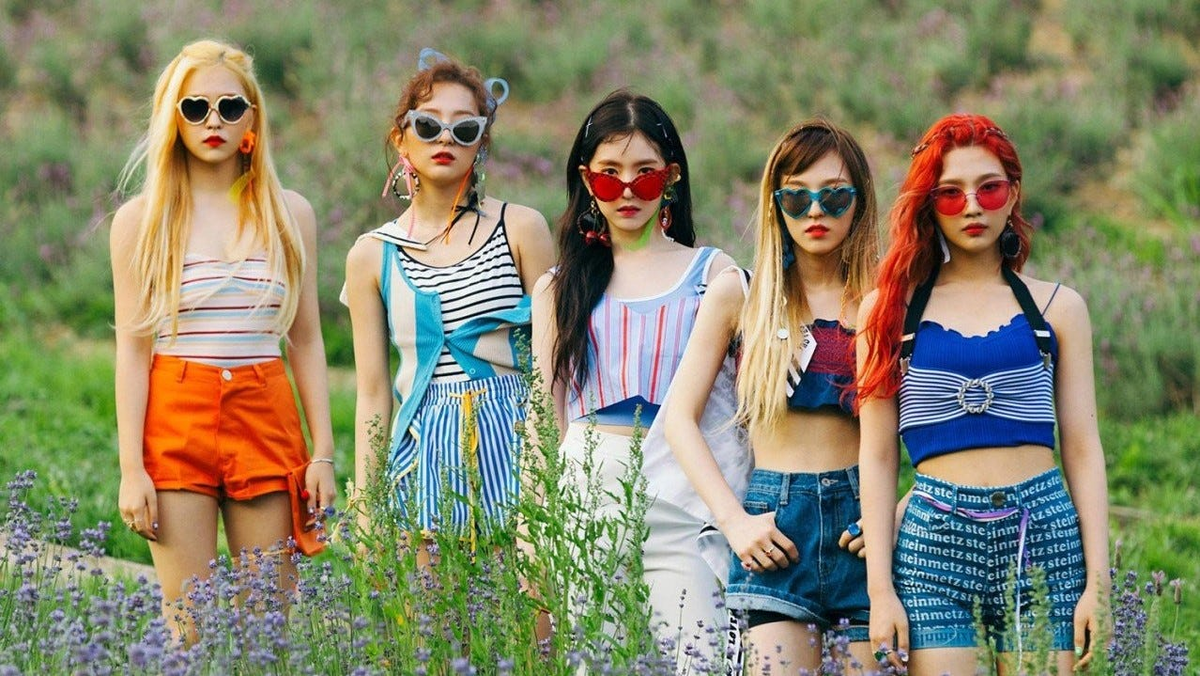 Смотрят с осуждением