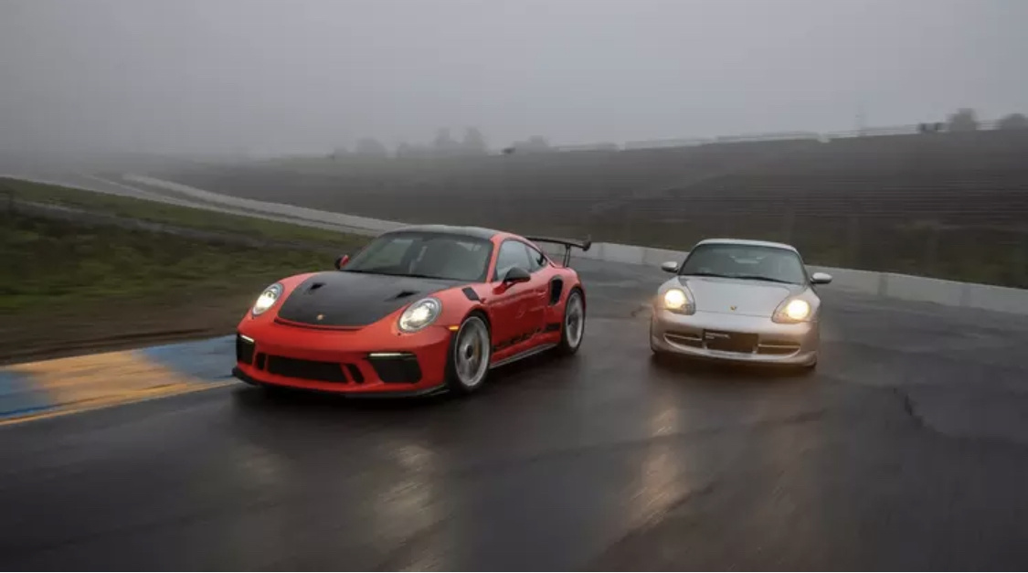 Porsche 911

Эта модель пользуется заслуженным уважением среди любителей спортивных автомобилей. 911 предлагает буквально всё что нужно: производительность, роскошь, технологии и повседневную практичность. Каждое поколение 911 привносит что-то уникальное, но все они одинаково хороши для ежедневных поездок куда бы то ни было. Современные модификации предлагают больше динамики, скорости и технологий. Модели постарше на вторичном рынке можно найти за вполне приемлемые деньги.
