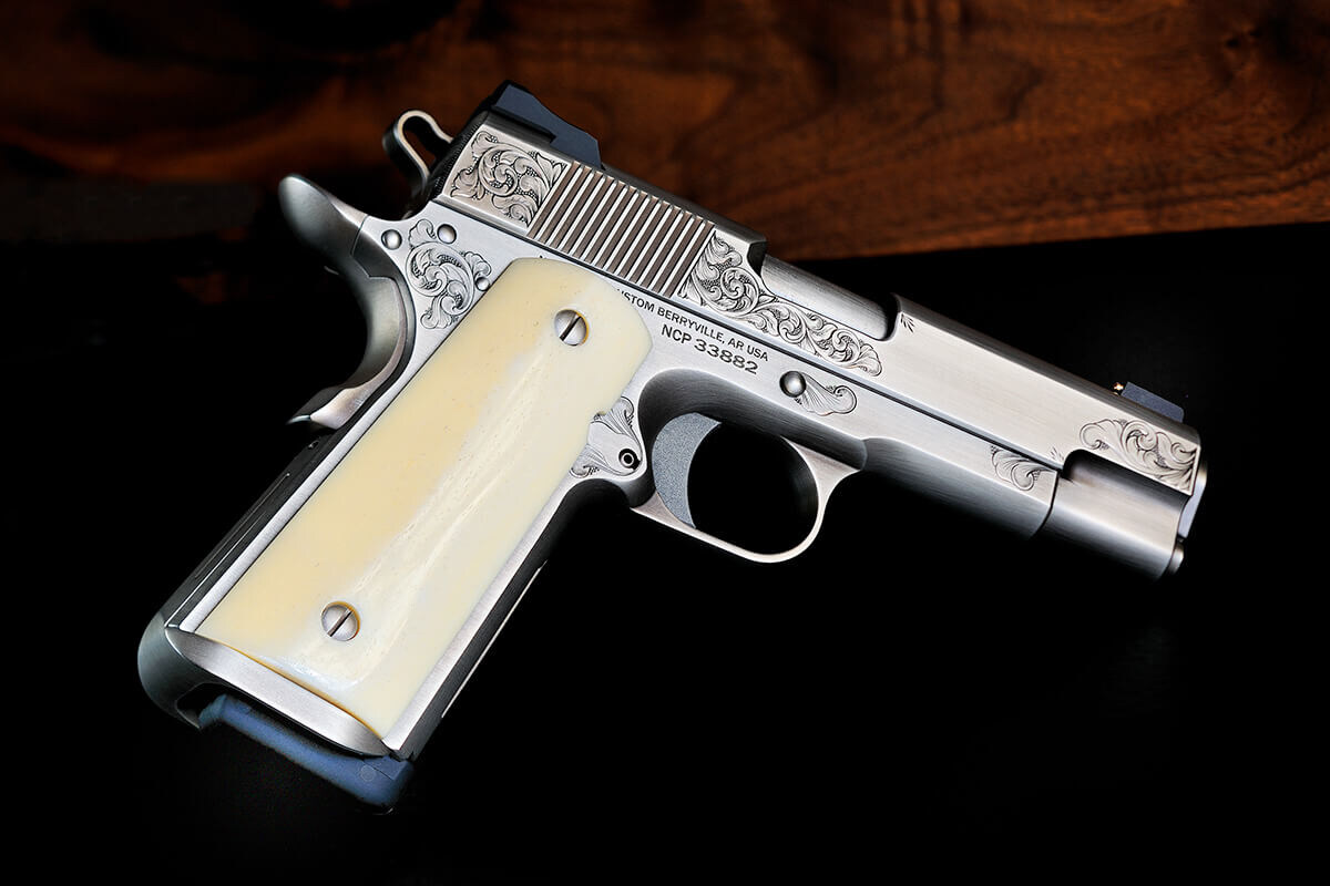 Пистолет Nighthawk Custom VIP — это не только потрясающее произведение искусства, но и полностью функциональное оружие, созданное по образцу легендарного пистолета 1911 года.