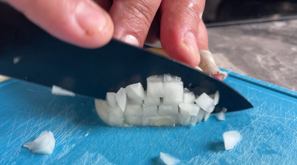 Нарезаем 1 среднюю луковицу на кубики. Фото автора