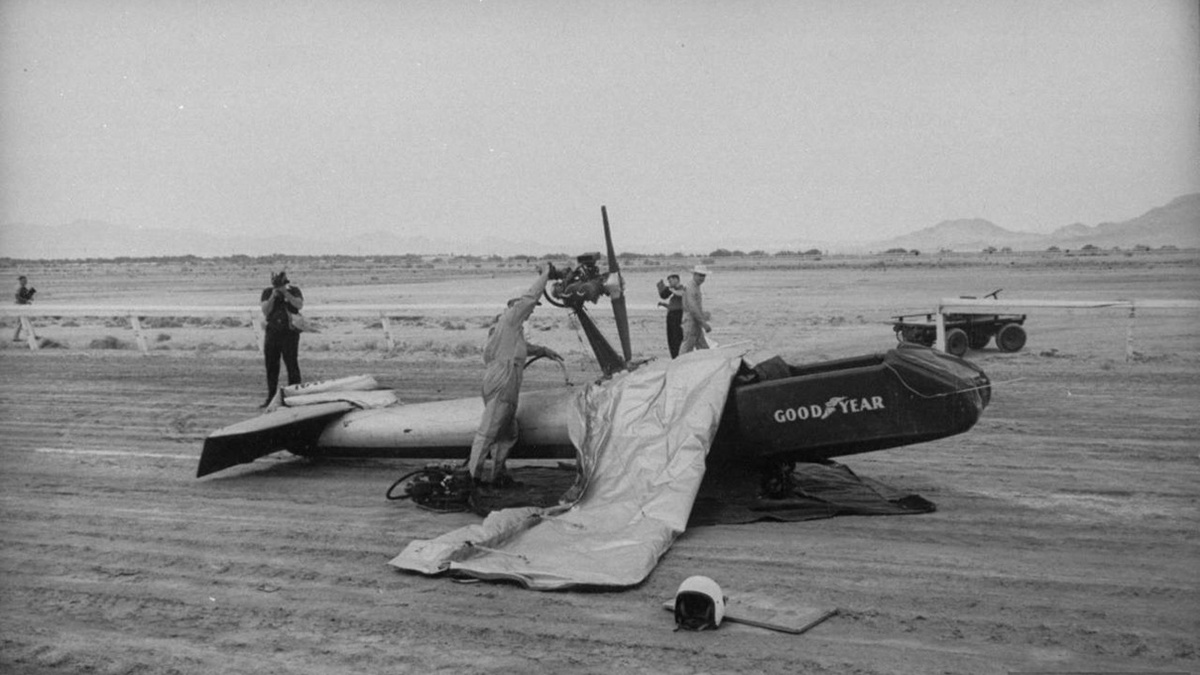 На фото: 5 самых необычных самолетов. Пилоты надувают самолет Inflatoplane перед полетом. Источник: https://a.d-cd.net/e7350fas-1920.jpg