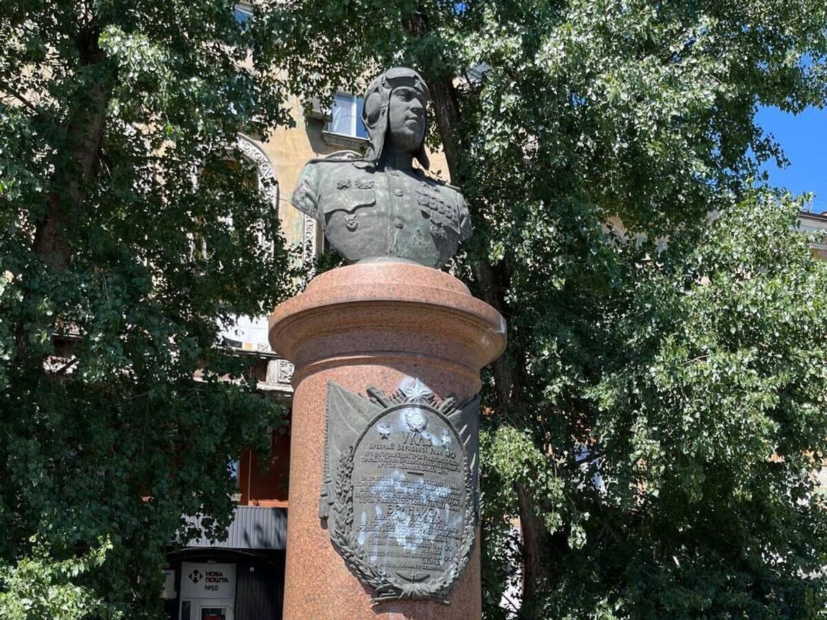    Памятник летчику времен Второй мировой войны Анатолию Брандысу, оскверненный в Днепропетровске