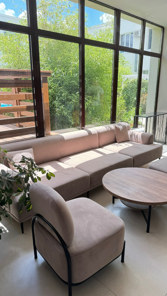 В отеле Эделон симпатичный внутренний дворик с бассейном и лаундж-зоной