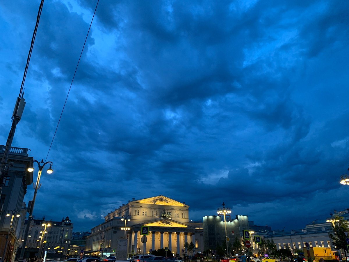 Вечерняя Москва. Вид от входа в ресторан Manul
