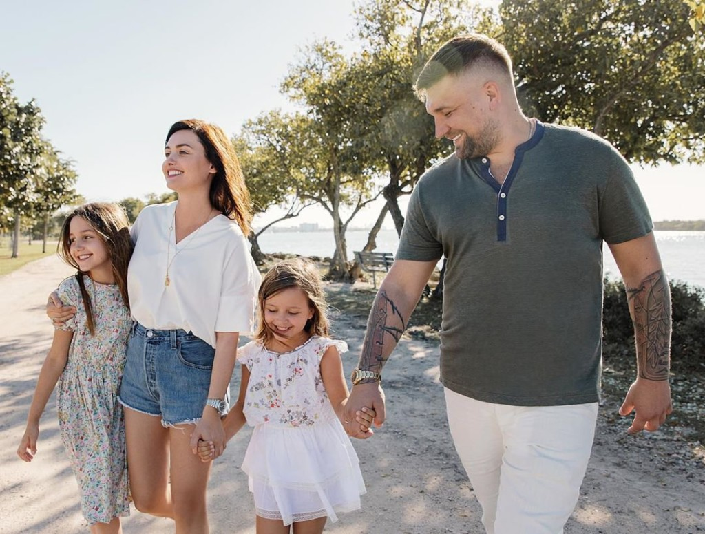 Баста с женой и детьми