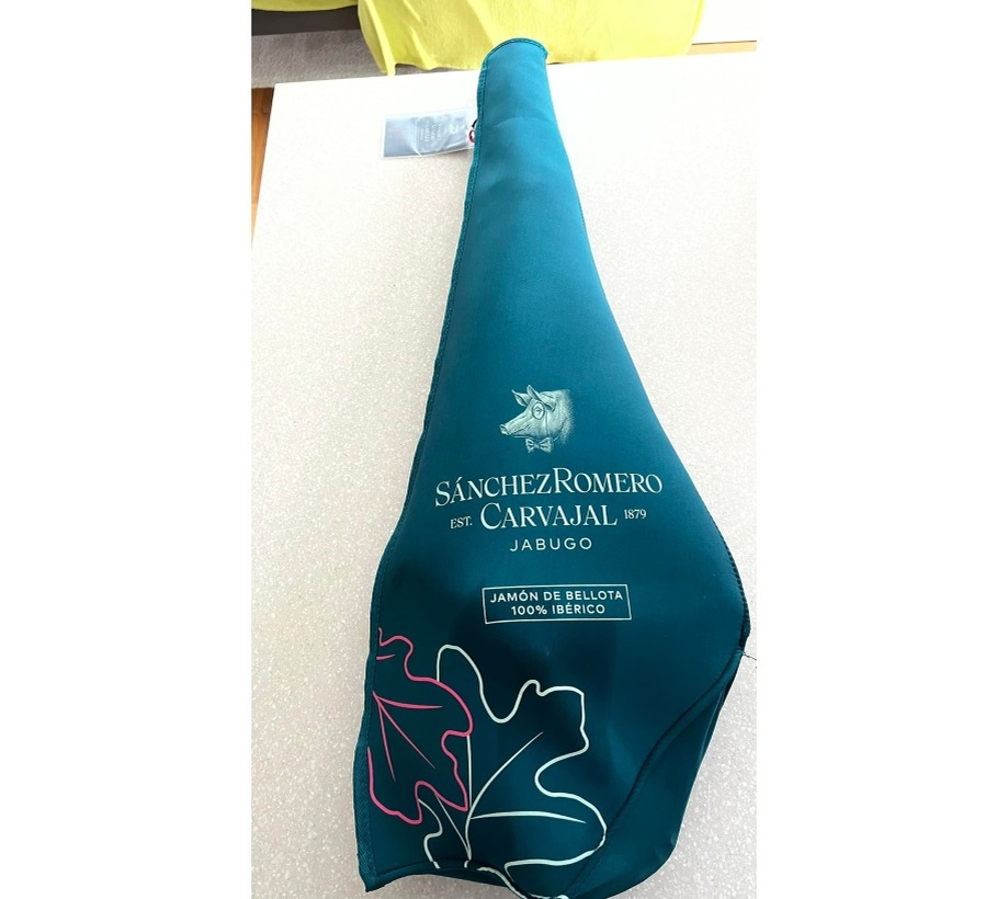 Хамон иберико поставляется в фирменном чехле