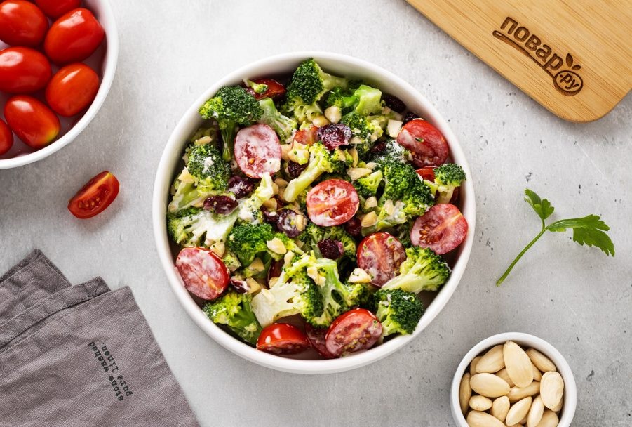 Салат с брокколи, помидорами и вяленой вишней