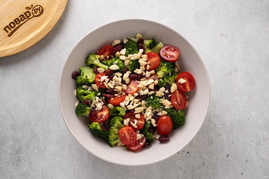 Салат с брокколи, помидорами и вяленой вишней