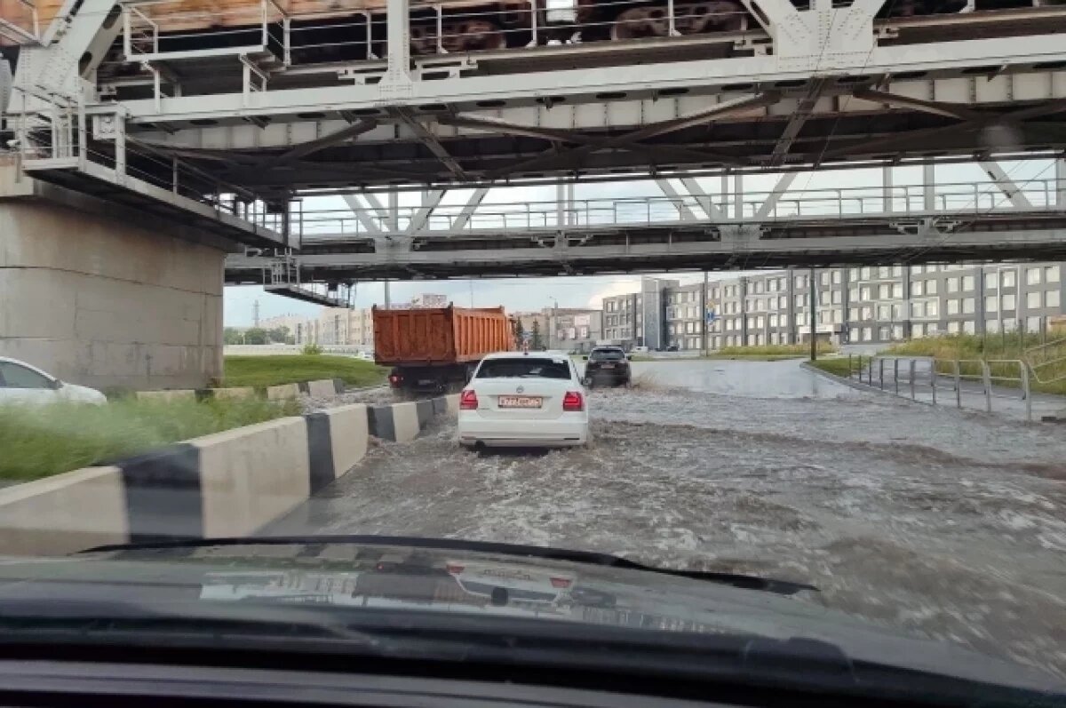   В Челябинске ливнем затопило дорогу в Ленинский район