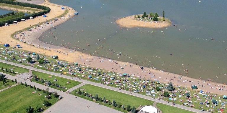 Пляж на озере Емельяновское (ЕМЕ.парк). Фото с официального сайта