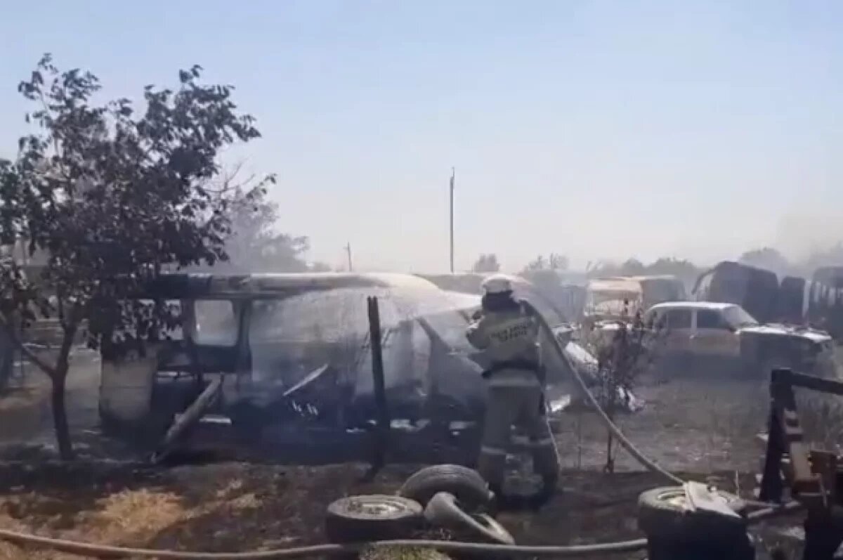    Авторазбор и сухая трава горят в Кировском округе Ставрополья