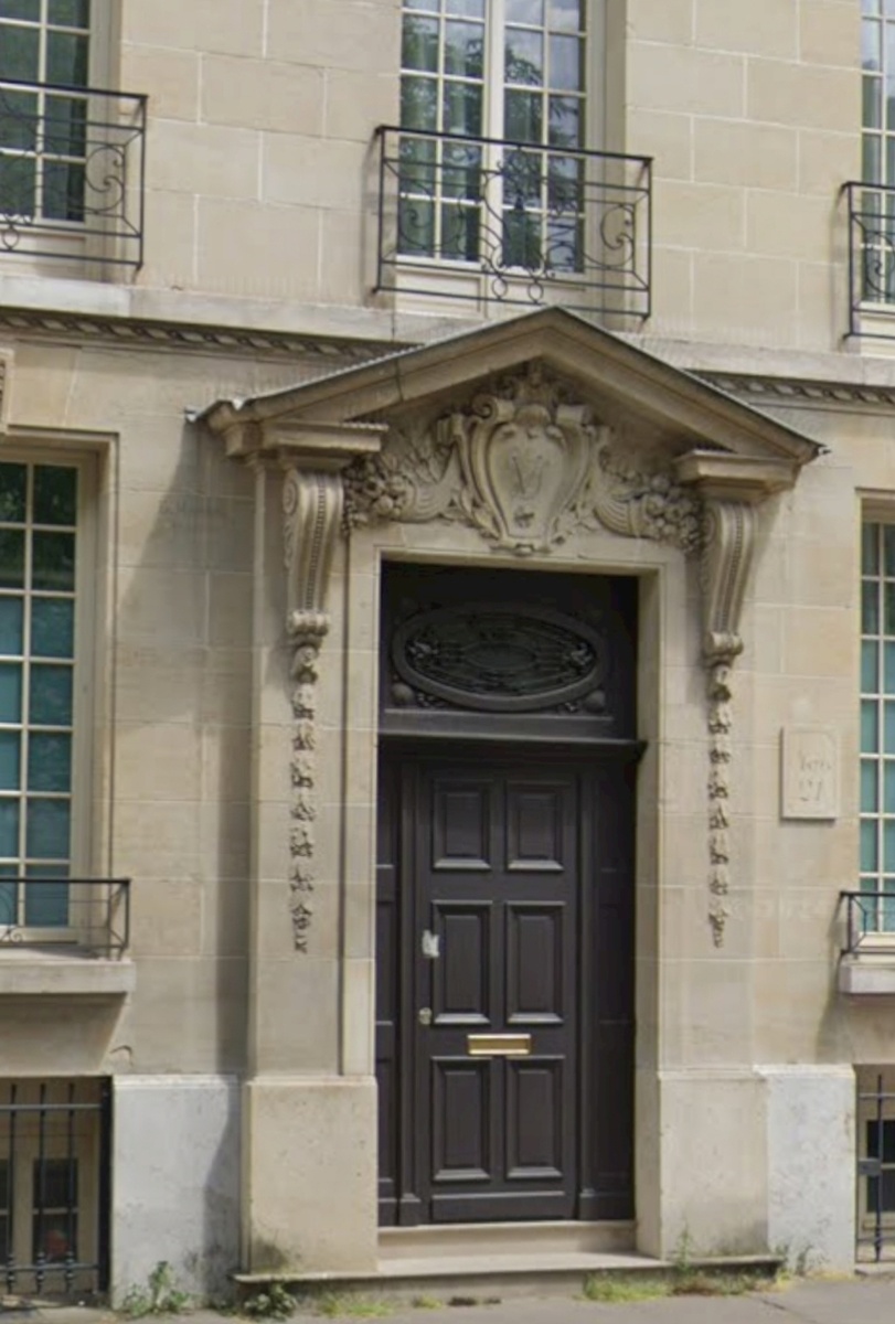 Главный вход в здание. 21, avenue Charles-Floquet, Paris 75007 фото сделано мной 
