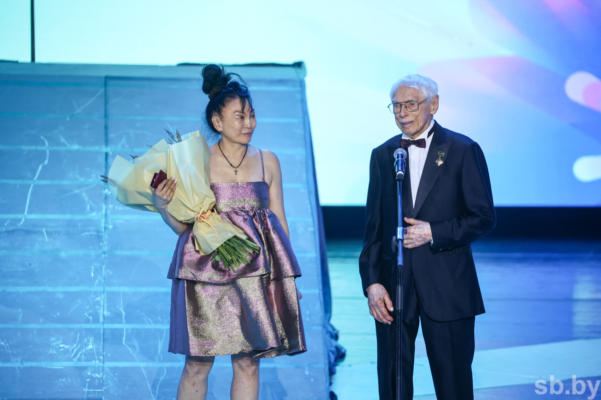    Маркевич вручил композитору Зацепину нагрудный знак «За ўклад у развіццё культуры Беларусі»