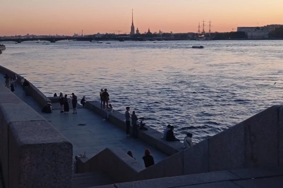    Нелегальная прогулка по Неве в Петербурге завершилась буксировкой судна