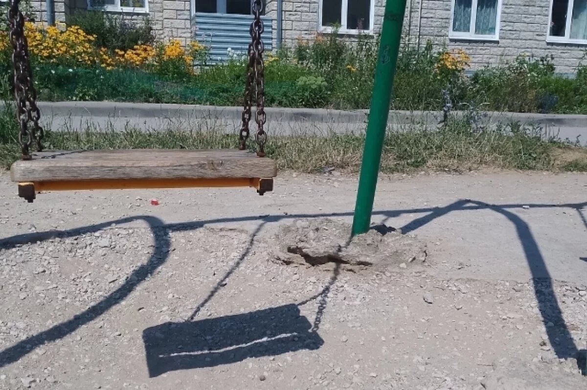    В поселке Бородинский девочка получила травмы на детской площадке