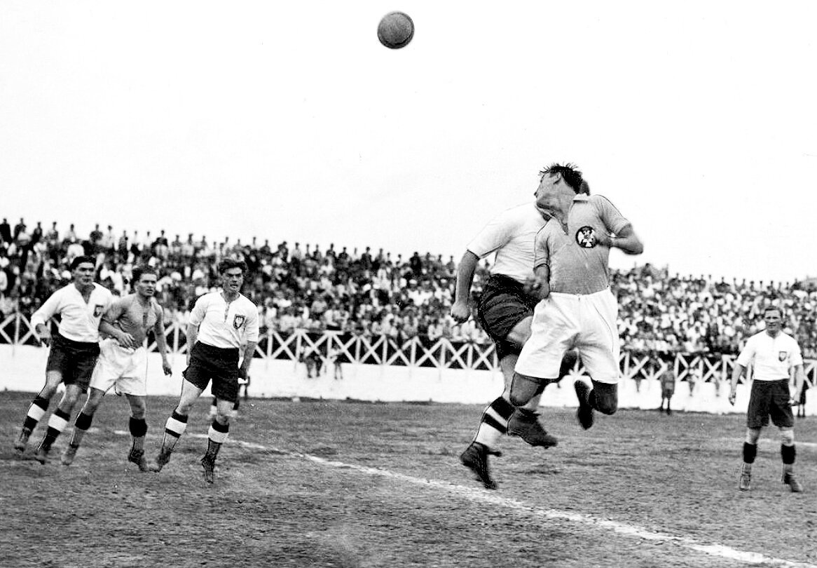 Александр Тирнанич играет головой в матче против сборной Польши, август 1934 года, стадион СК «Югославия»