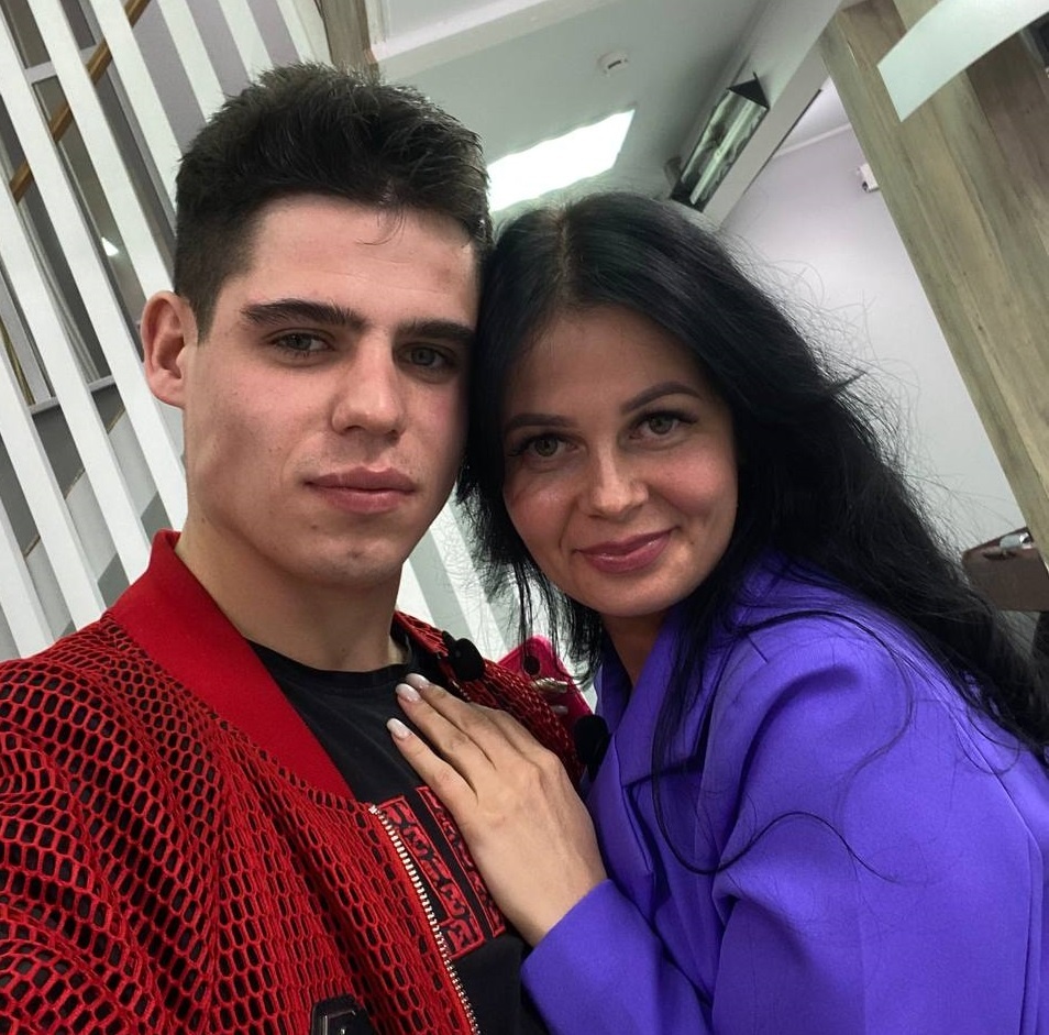 Максим Зарахович с тётей Анжелой (фото из Telegram)