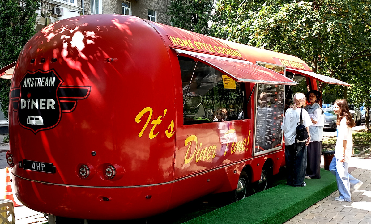 «Diner Time» на бульваре Пушкина. Донецк 2024