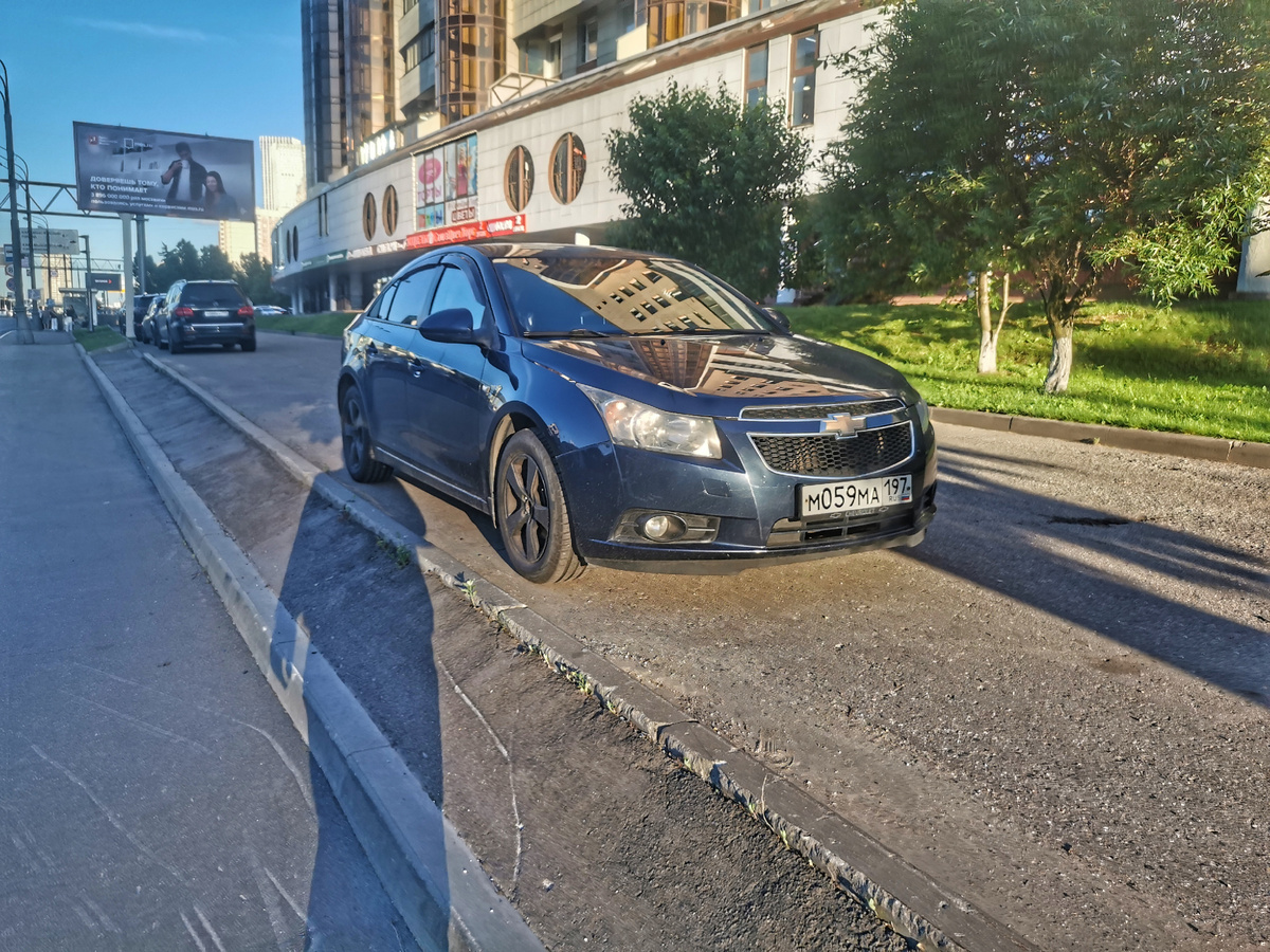 Автомобиль Chevrolet Cruze.