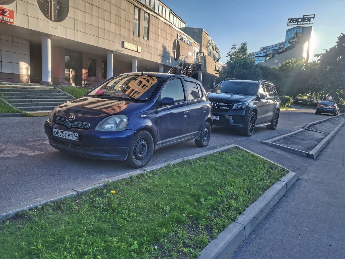 Автомобиль Toyota Vitz.