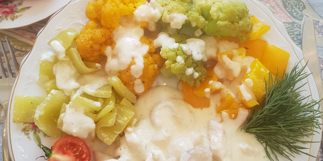 Фрикасе из курицы и разноцветная капуста