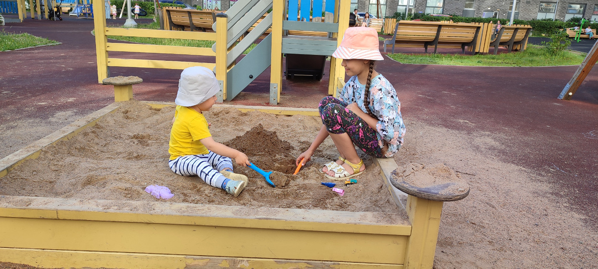 Никита и Лиана играют в песочнице