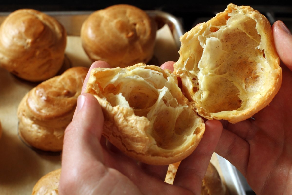 Заварное тесто... Это истинное чудо кулинарного искусства, воплощение гармонии и изящества. Представьте себе, как нежные, воздушные частицы муки, словно танцуя, смешиваются с теплой, ласкающей влагой, рождая податливую, эластичную массу. Каждое движение венчика или ложки оставляет на ней свой отпечаток, словно художник, создающий на холсте очередной мазок, наполняющий полотно жизнью.