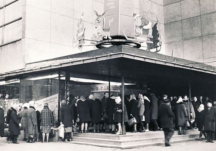 Главный вход в универмаг "Детский мир", 60-е © Латвийский национальный художественный музей