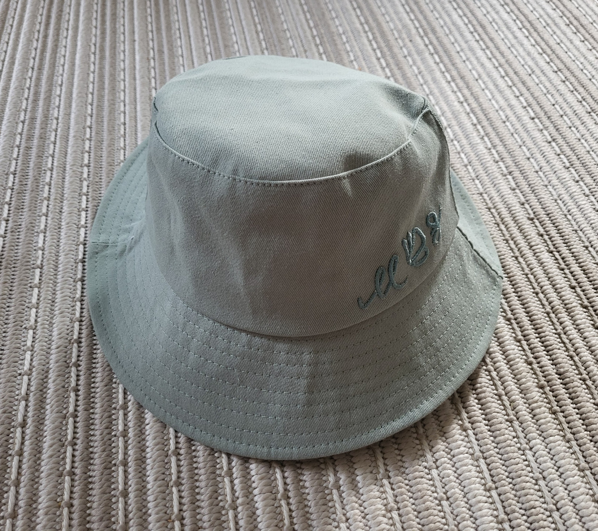 Купила вот такую обычную панамку. 