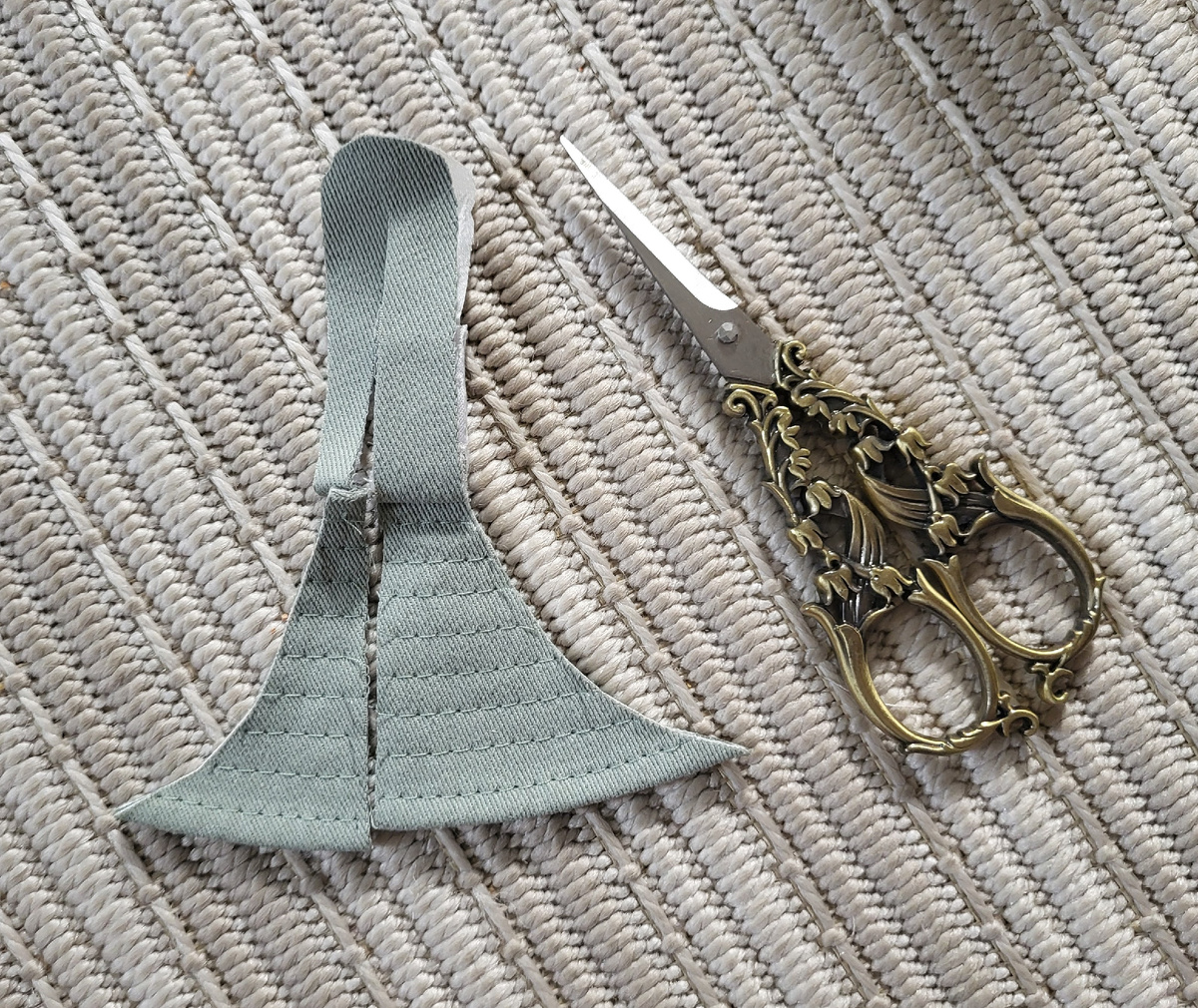 По середине этого кусочка можно увидеть прямую линию, которую я надрезала изначально.